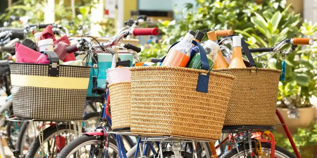 Verschillende stijlvolle fietsmanden op fietsen.