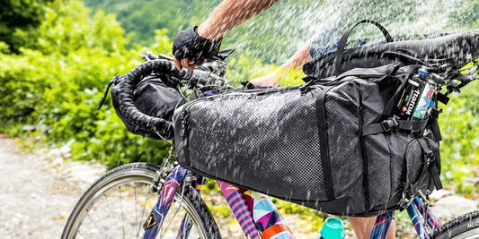 Waterdichte fietstas op een fiets in de natuur.